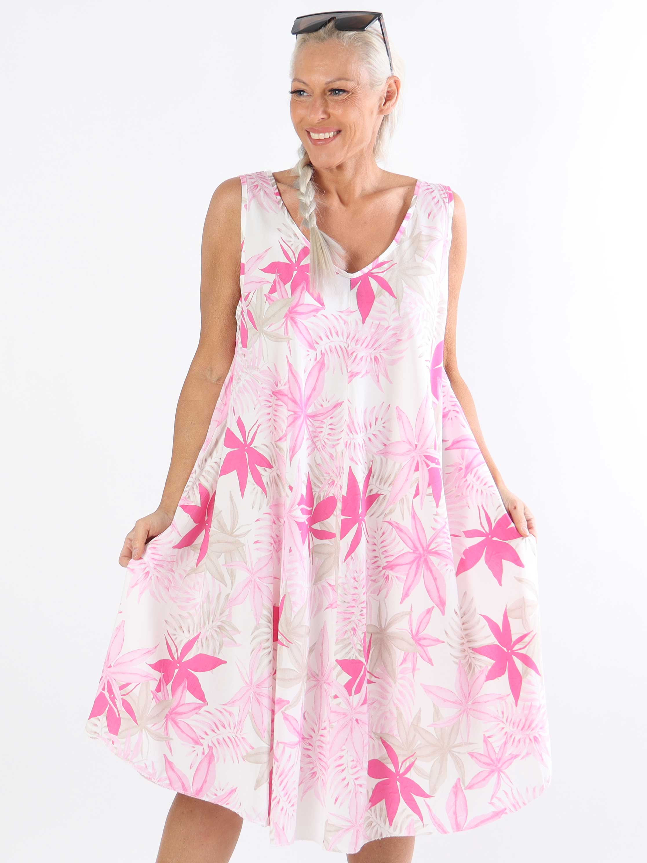 Sigri - Blommig plus size-klänning i viskos med breda axelband